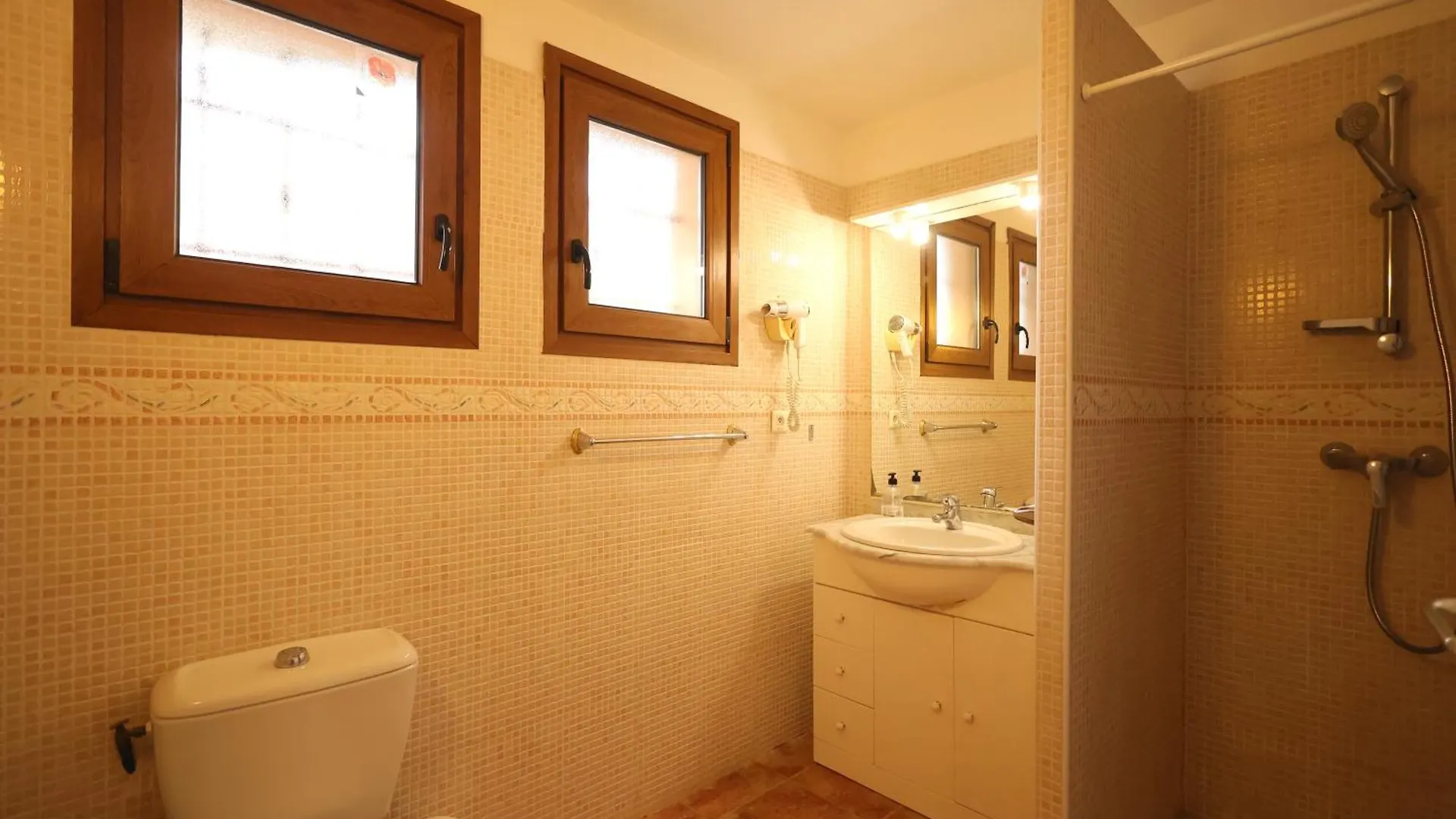 ليز أنغلز Chez Maguy Chambres D'Hotes 0*, Les Angles (Gard)